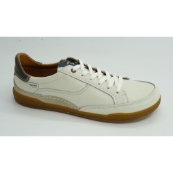 Deportivo hombre marca pikolinos en color blanco