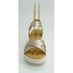 Sandalia mujer marca pitillosen color oro