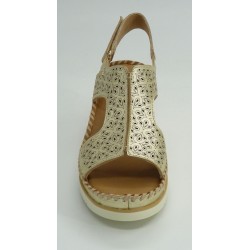 Cuña mujer marca pikolinos en color oro