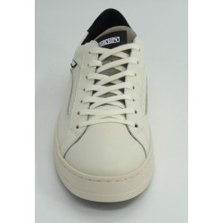 Deportivo hombre marca pikolinos en color blanco