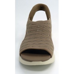 Sandalia mujer marca skechers en color beige
