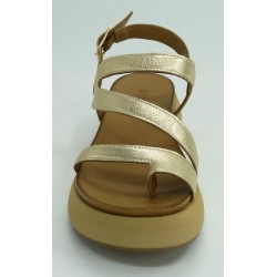 Sandalia mujer marca inuovo en color oro